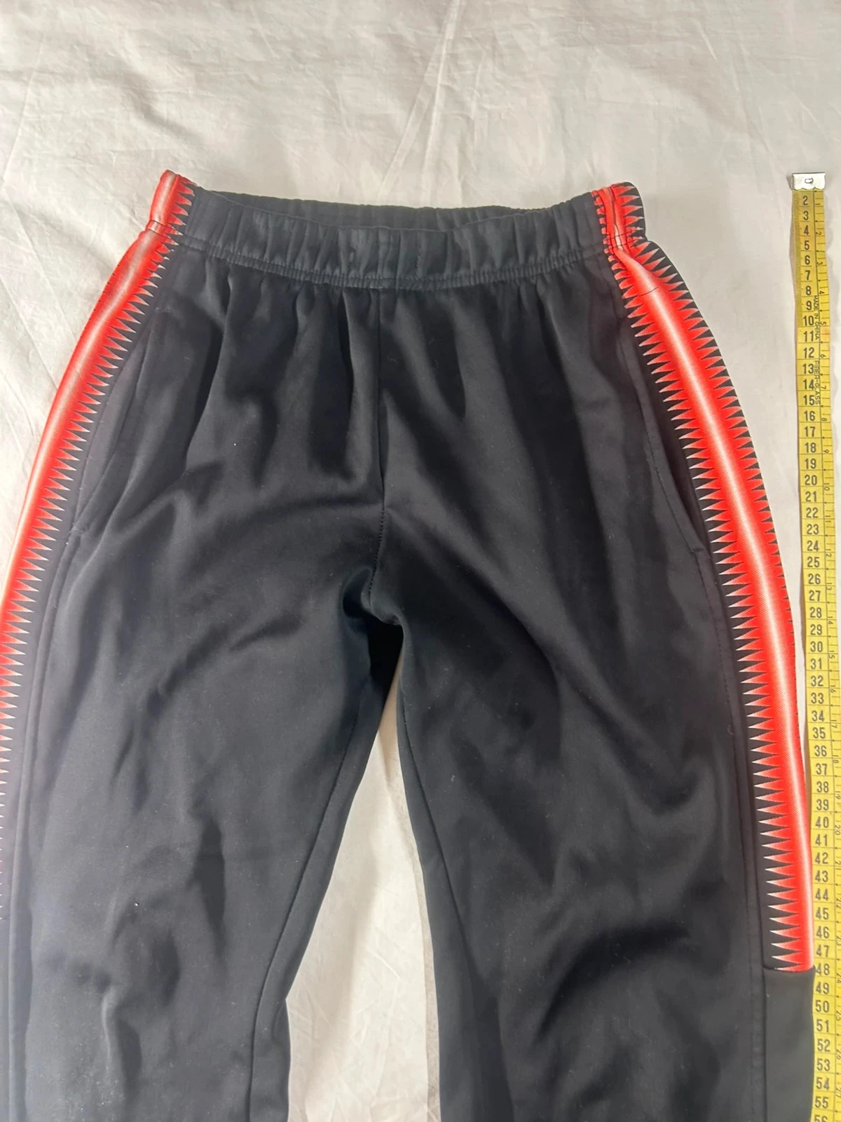 Zwarte joggingbroek met rode strepen maat M – photo 3